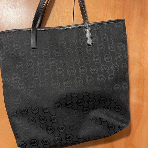 Michael Kors Black Monogram Tote bag - Picture 2 of 6